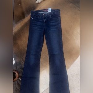 super cute jeans! I absolutely love these jeans!